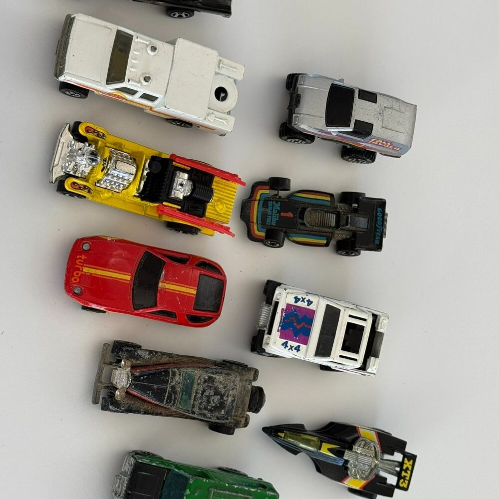 Lot 002 – Hot Wheels/Small Toys